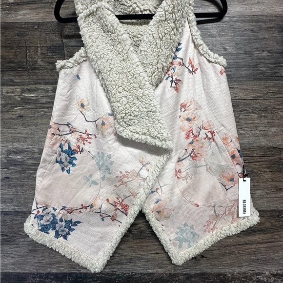 BB Dakota Cream Floral Asymmetrical Vest with Plush Sherpa Lining - Picture 9 of 11